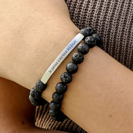 Bracelet mixte Elmero perles pierre volcanique noires avec plaque argent gravée je prends soin de mes plantes.