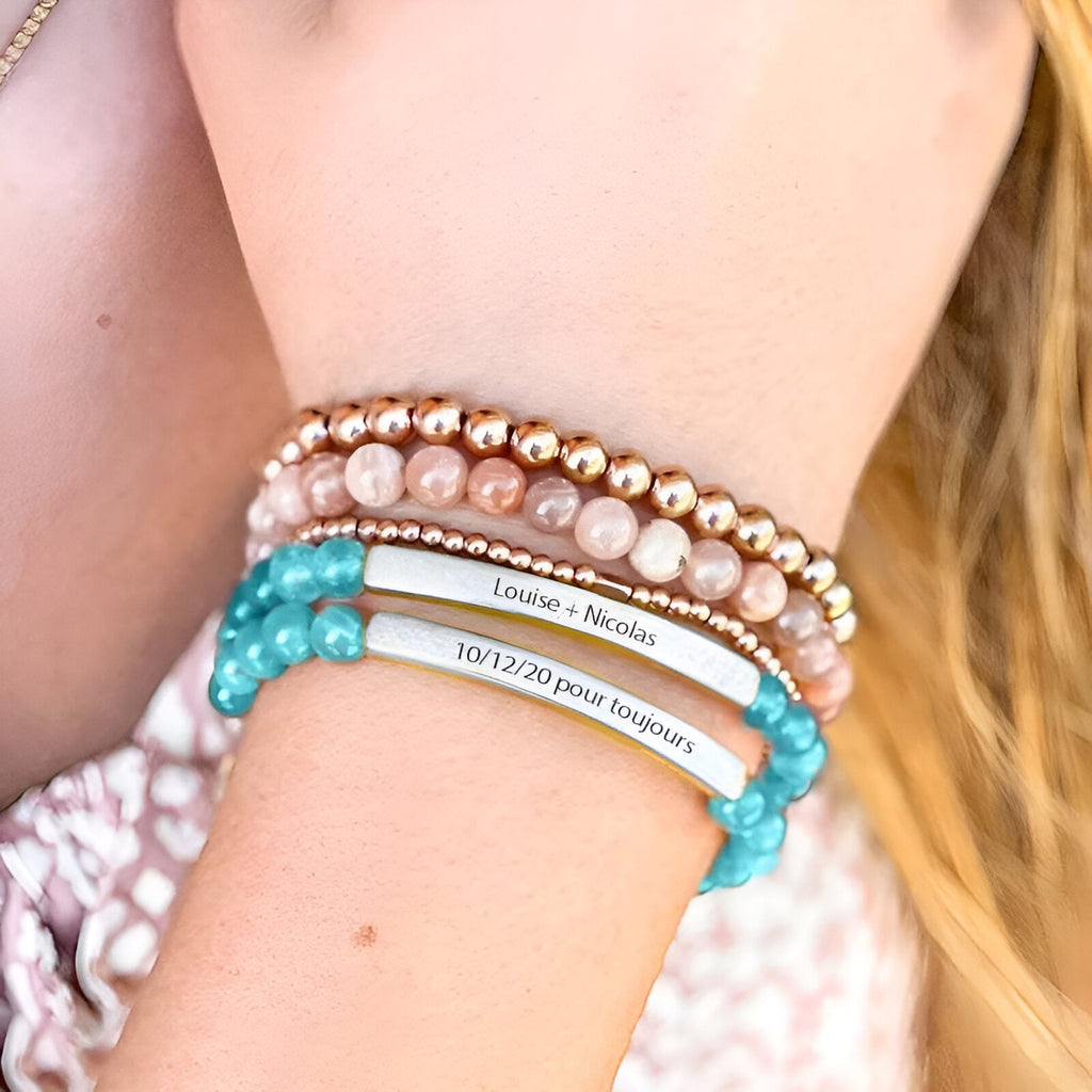 Bracelet mixte personnalisé avec perles turquoise, perles roses nacrées et plaques gravées en métal argenté.