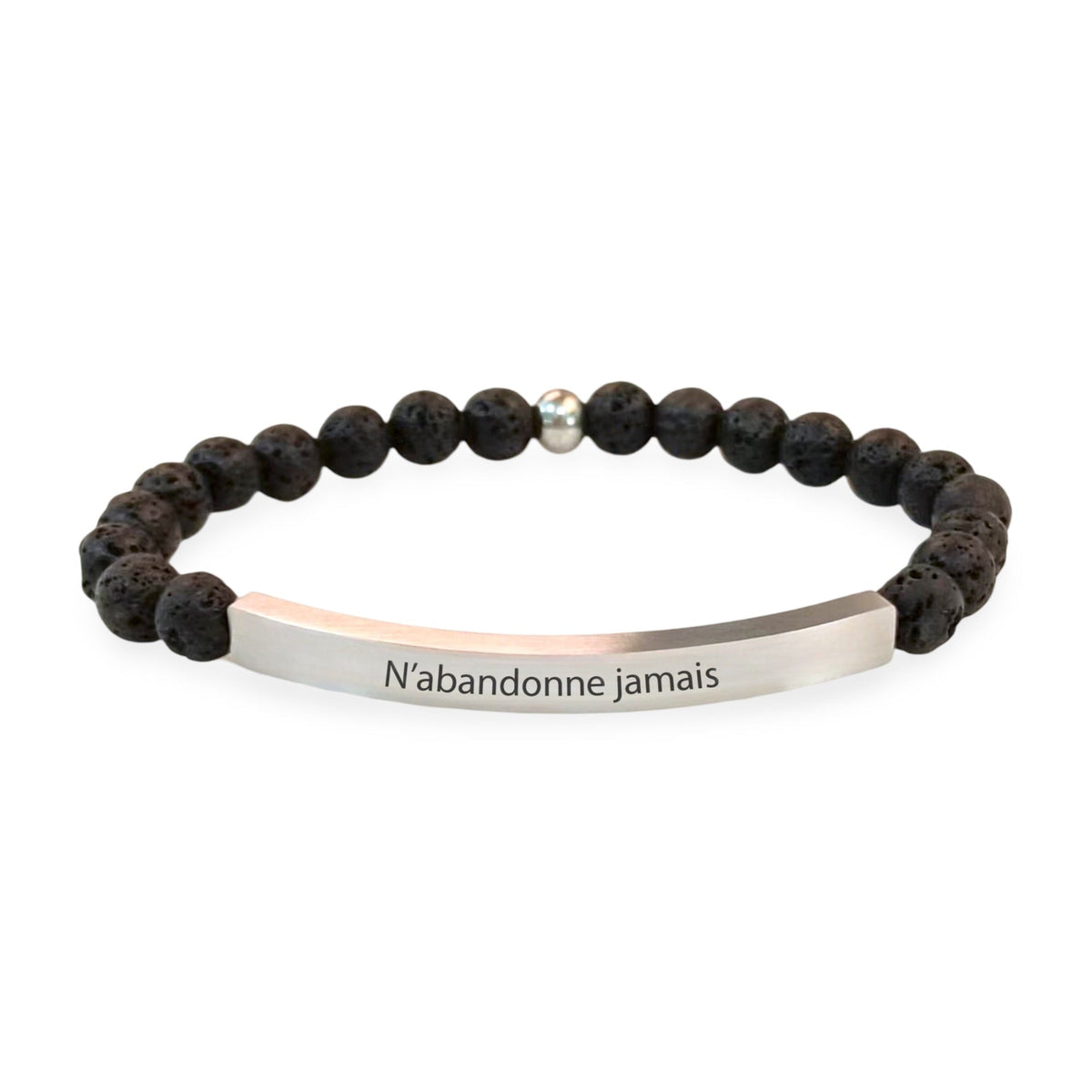 Bracelet mixte en pierres volcaniques noires avec barre métal gravée "N'abandonne jamais".