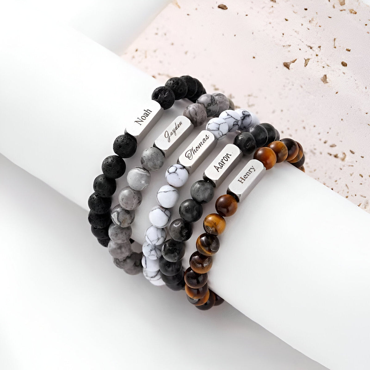 Bracelets mixtes en pierres naturelles avec plaques personnalisées, modèles Zohar, couleurs noir, blanc, gris et marron doré.