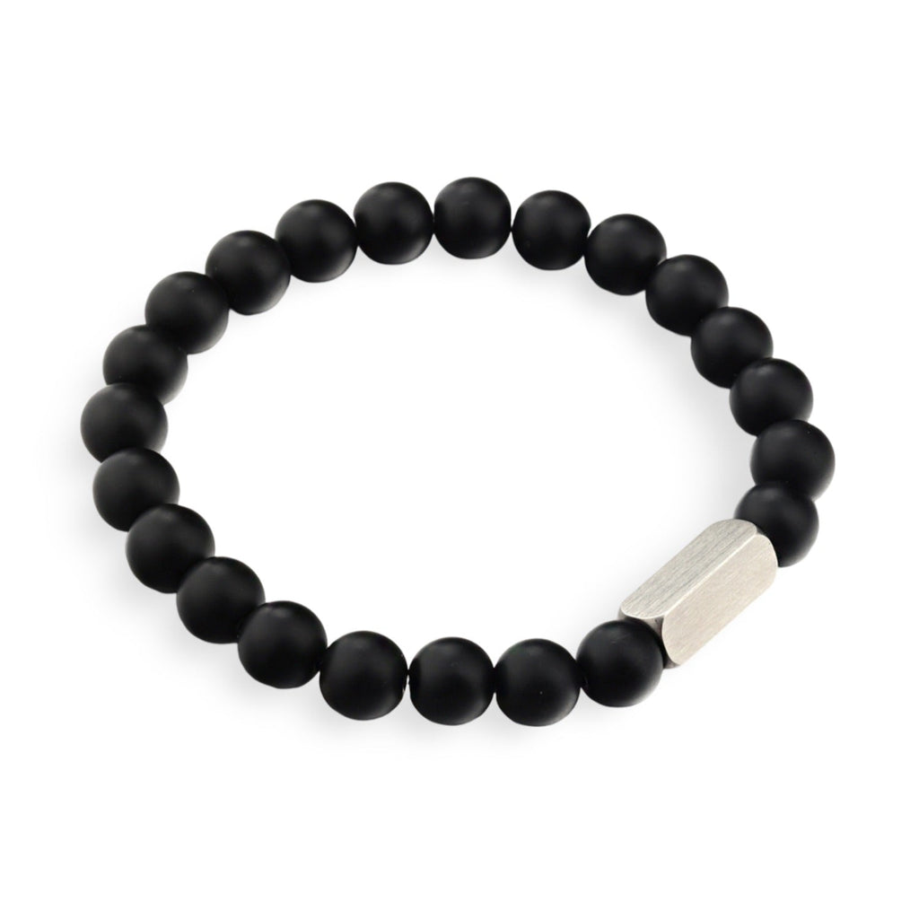 Bracelet mixte en perles noires mates avec un élément métallique rectangulaire argenté.
