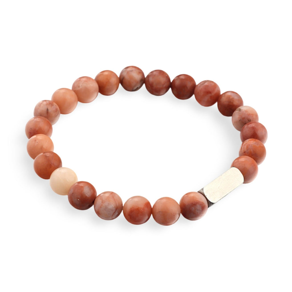 Bracelet mixte en pierres naturelles rouges et pêche avec plaque métallique argentée.