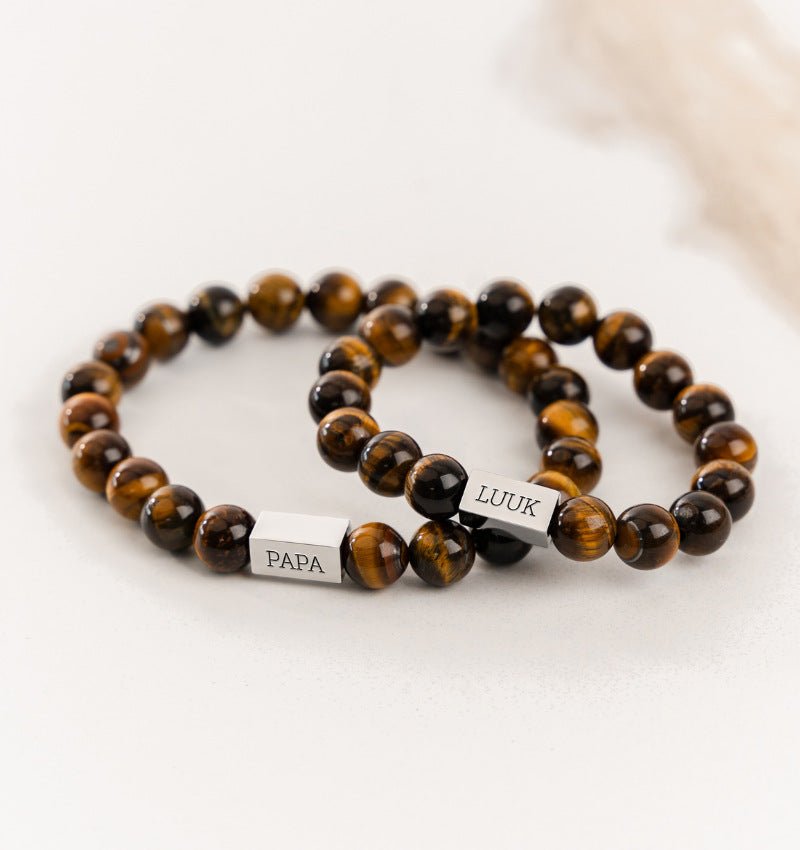 Bracelet mixte en pierres naturelles œil de tigre avec plaques gravées "PAPA" et "LUUK".