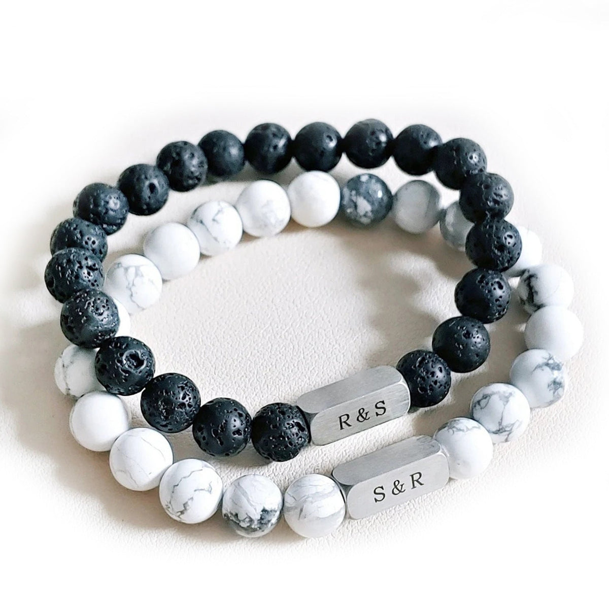 Bracelet mixte en pierres volcaniques noires et turquoise blanche avec plaque argent gravée R&S S&R.