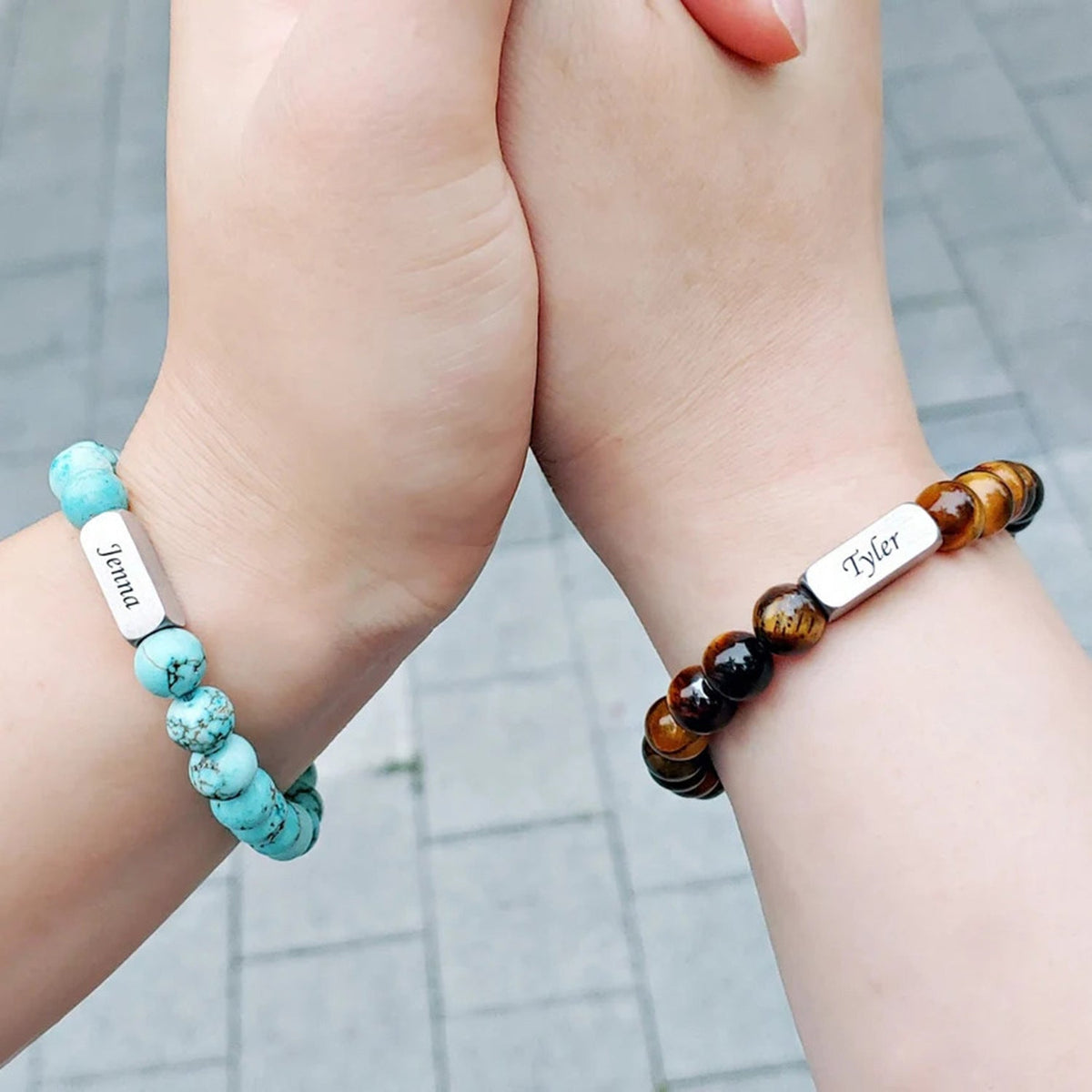 Bracelet mixte personnalisé en pierres naturelles turquoise blanche et œil de tigre avec plaque gravée.