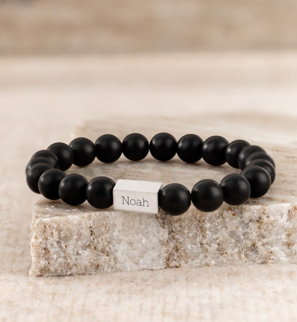 Bracelet mixte en pierres naturelles noires mat avec plaque argentée gravée "Noah".