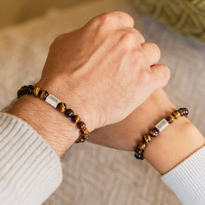 Bracelet mixte en pierres naturelles œil de tigre avec plaque gravée en métal argenté.