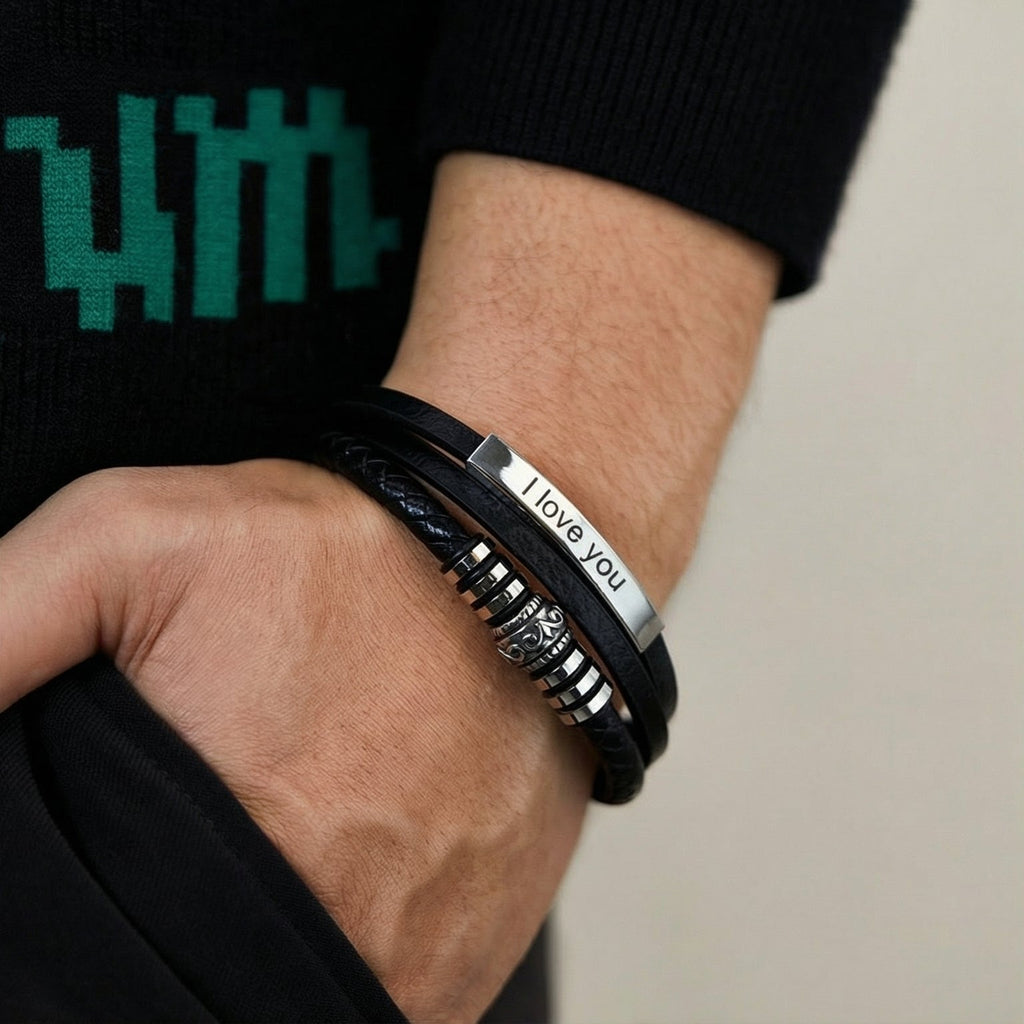 Bracelet homme en simili cuir noir multi-brins avec plaque gravée "I love you" et fermoir aimanté métallique argenté.