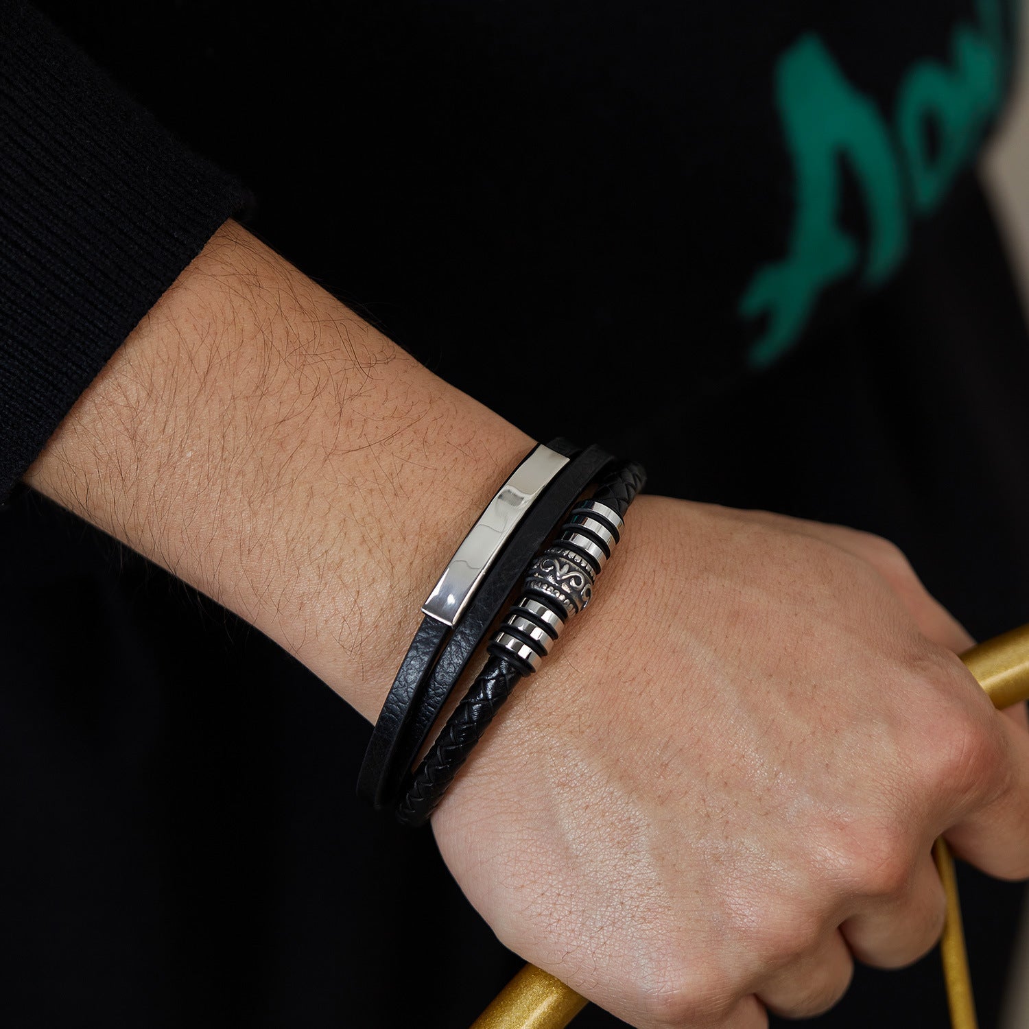 Bracelet homme en simili cuir vegan noir avec plaque gravée et fermoir aimanté argenté, style moderne et multiple tours.