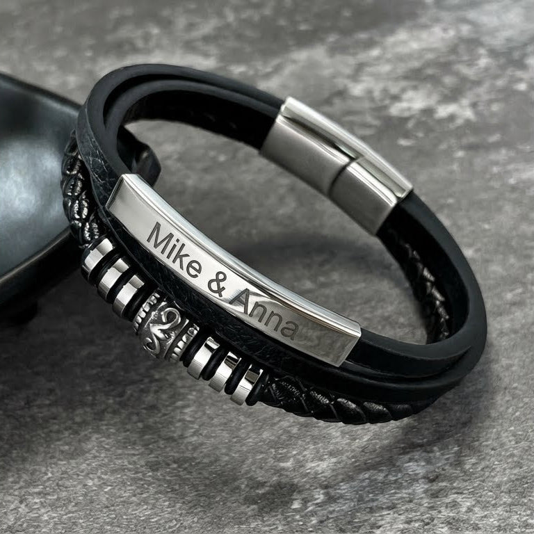 Bracelet homme en simili cuir noir multi-brins avec plaque gravée "Mike & Anna" et fermoir aimanté argenté.