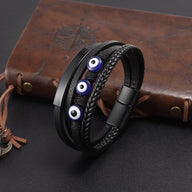 Bracelet multi-rangs en cuir noir avec trois yeux protecteurs bleus et fermoir magnétique noir mat.