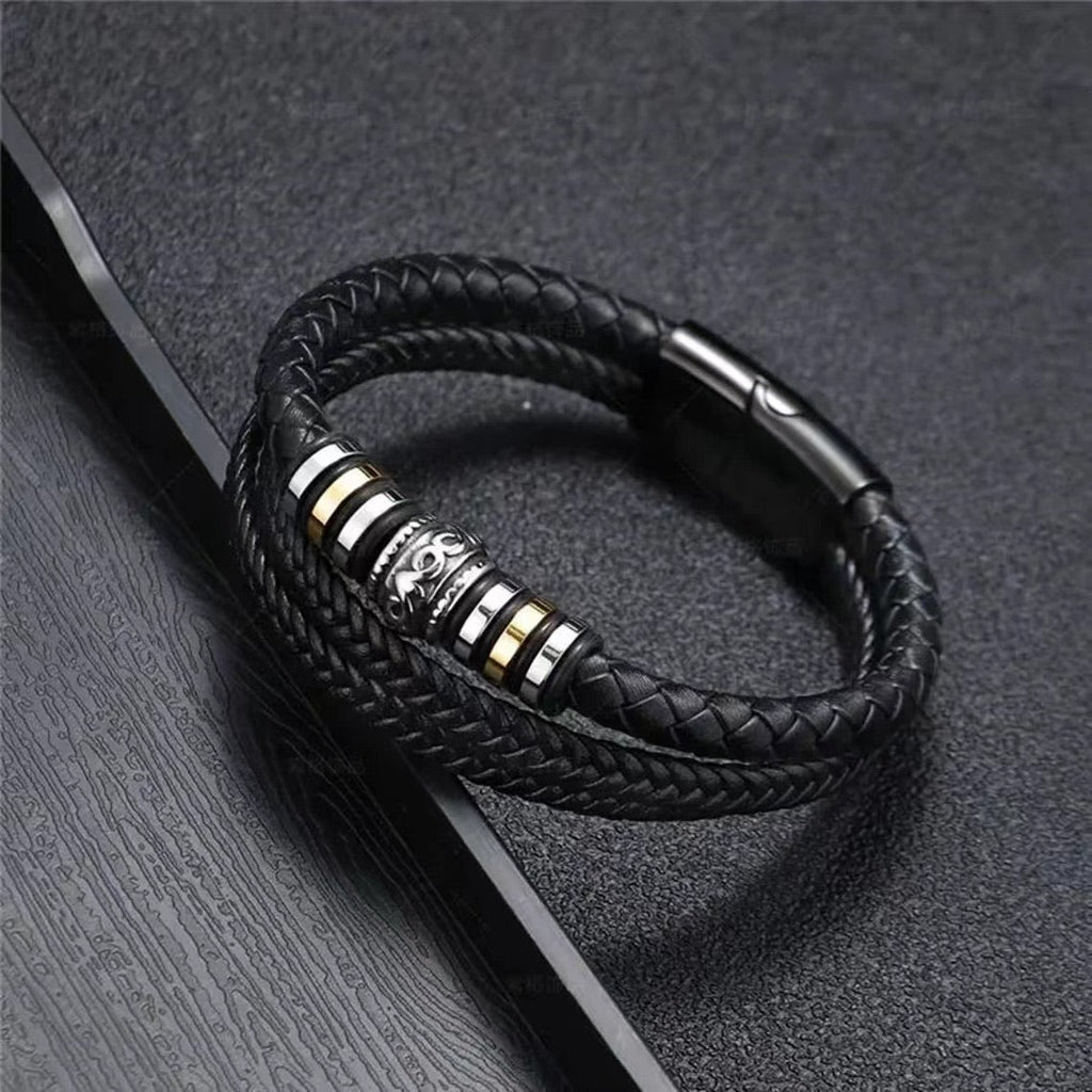 Bracelet personnalisé homme cuir noir tressé trois rangs, fermoir magnétique acier inoxydable, perles acier et anneaux dorés, modèle Fadère