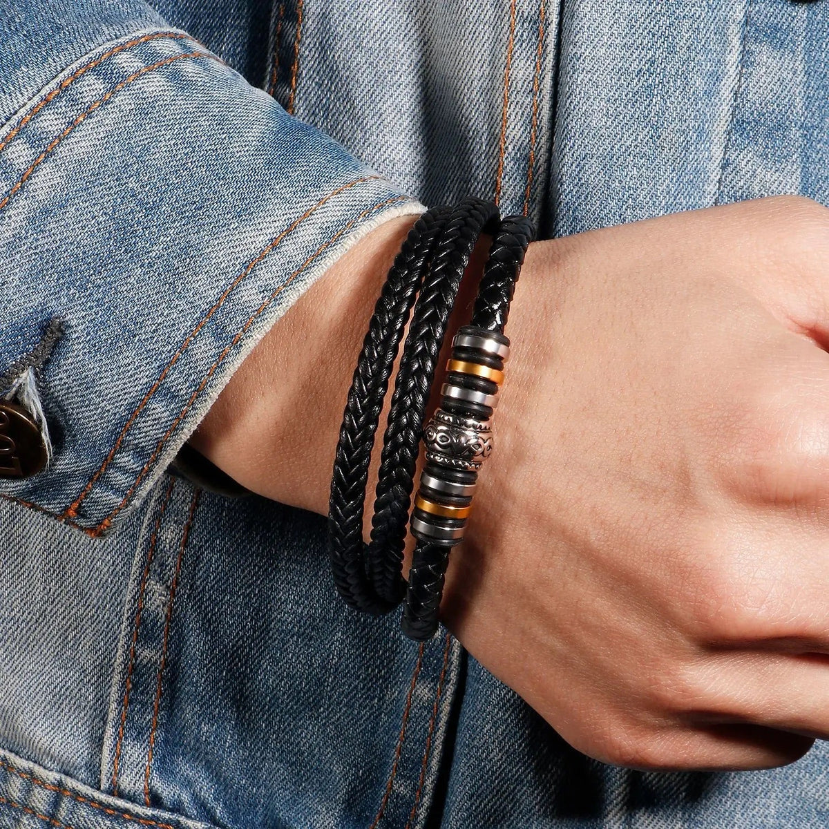 Personalisiertes Herrenarmband aus schwarzem geflochtenem Leder mit drei Reihen, Magnetverschluss aus rostfreiem Stahl, Stahlperlen und vergoldete Ringe, Modell Fadère