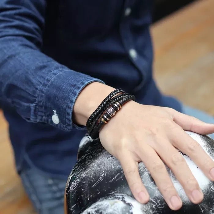Personalisiertes Herrenarmband aus schwarzem geflochtenem Leder mit drei Reihen, Magnetverschluss aus rostfreiem Stahl, Stahlperlen und vergoldete Ringe, Modell Fadère