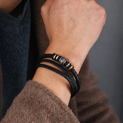 Personalisiertes Herrenarmband aus schwarzem geflochtenem Leder mit drei Reihen, Magnetverschluss aus rostfreiem Stahl, Stahlperlen und vergoldete Ringe, Modell Fadère