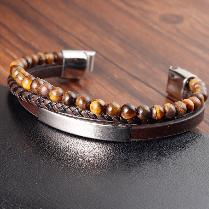 Bracelet homme cuir tressé marron avec perles naturelles œil de tigre et fermoir magnétique acier inoxydable.