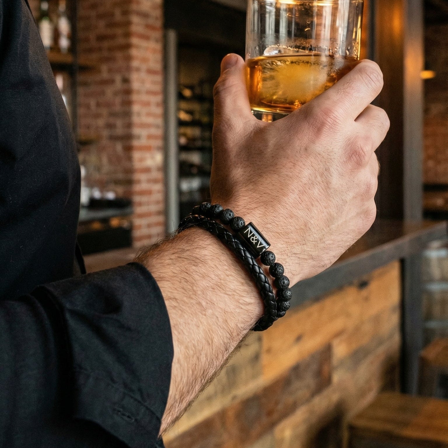 Pulseira personalizada para homem de duas voltas em couro e pedras naturais, olho-de-tigre / ágata preta / pedra vulcânica, modelo Stavo