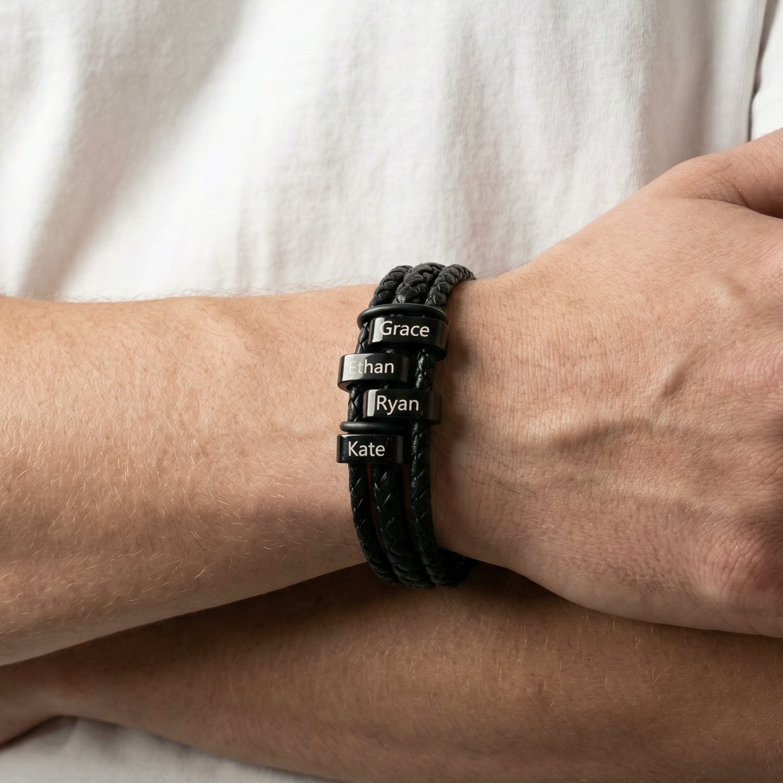 Bracelet personnalisé homme en cuir tressé noir, avec prénoms gravés, bijou familial multi liens, x2 plaques, modèle Doretto