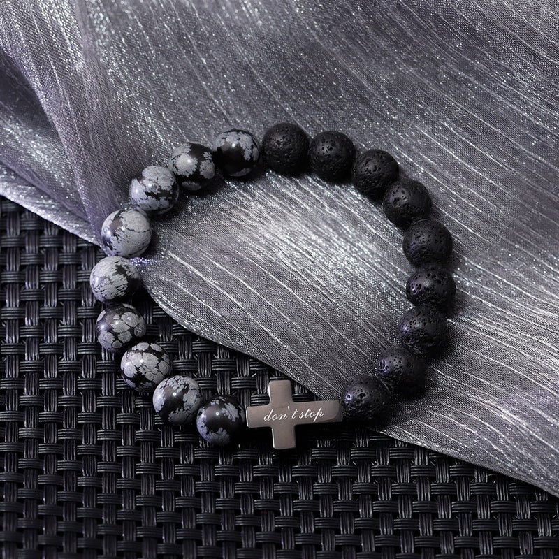 Bracelet homme perles noires volcanique et turquoise noire avec croix gravée argentée, style masculin tendance.