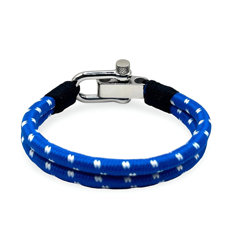 Bracelet homme bleu à motifs blancs, mousqueton en acier inoxydable poli, style nautique.