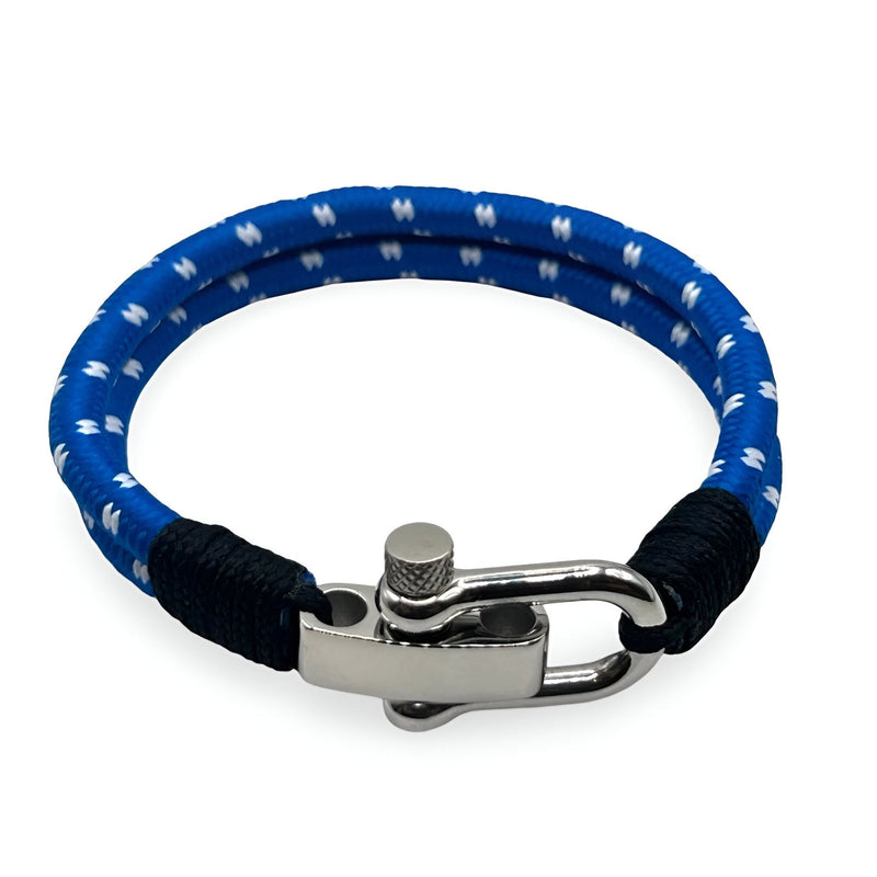 Bracelet homme bleu en cordon avec motifs blancs, mousqueton en acier inoxydable brillant.