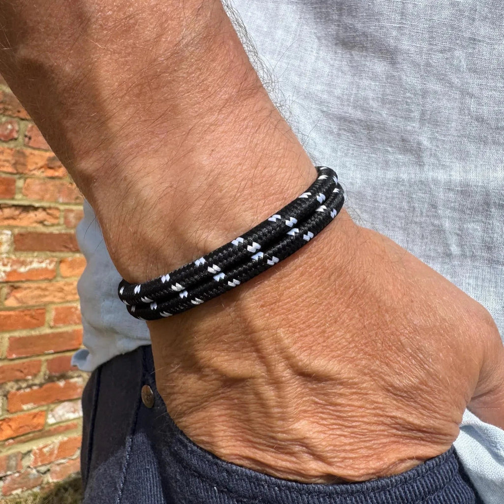 Bracelet noir en corde tressée avec fermoir mousqueton en acier inoxydable homme.