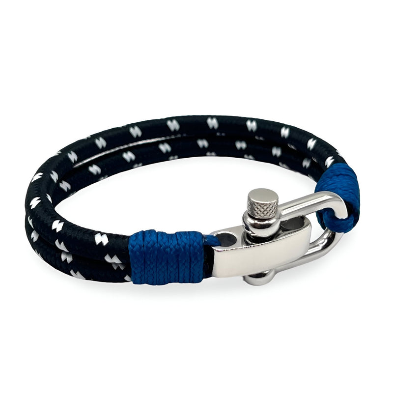 Bracelet homme cordon noir à motifs blancs, fermoir mousqueton en acier inoxydable et détail bleu en tissu.