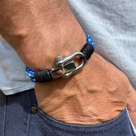 Bracelet homme bleu en corde tressée avec mousqueton acier inoxydable brillant.
