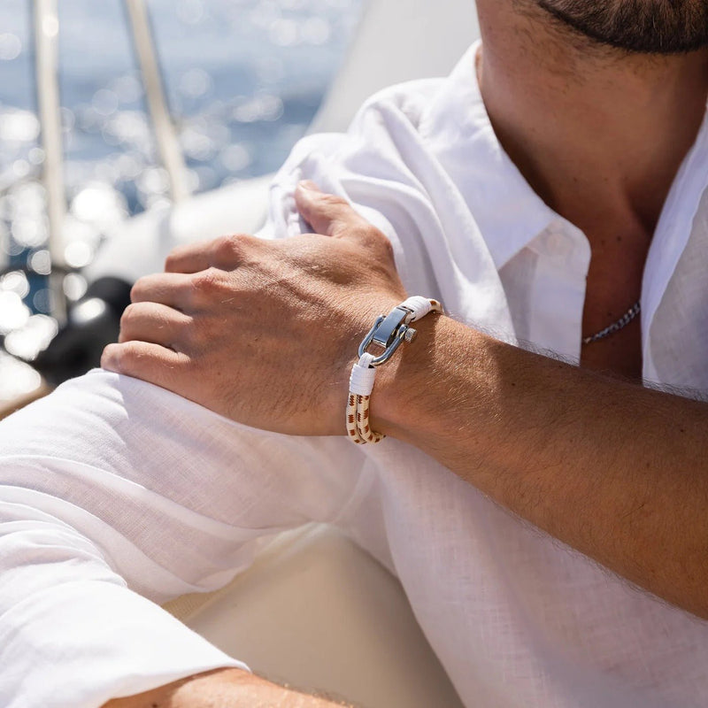 Bracelet homme bleu en acier inoxydable avec mousqueton, style moderne et élégant.