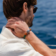 Bracelet homme personnalisé en acier inoxydable avec mousqueton, cordon vert à pois blancs.