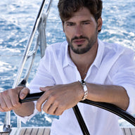 Bracelet homme en acier inoxydable avec mousqueton, style épuré, porté au poignet bleu.