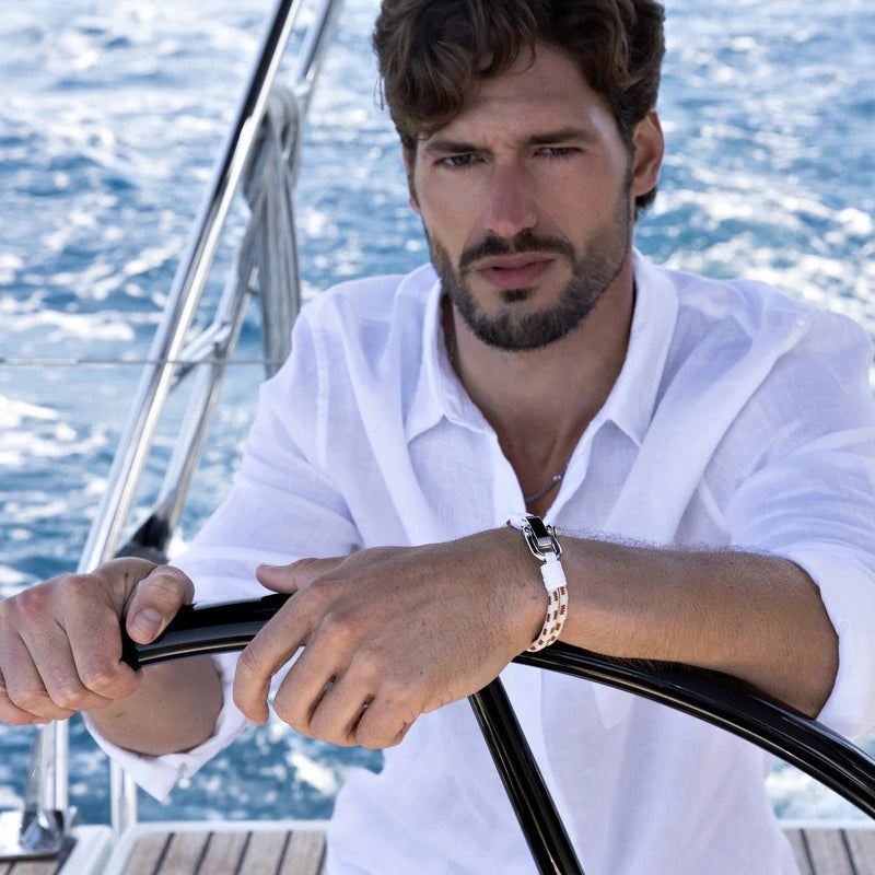 Bracelet homme en acier inoxydable avec mousqueton, style épuré, porté au poignet bleu.