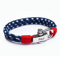 Bracelet homme en corde bleue à motifs blancs, fermoir mousqueton acier inoxydable gravé Paul, détail rouge.