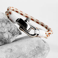 Bracelet homme personnalisé blanc et orange avec mousqueton en acier inoxydable brillant.