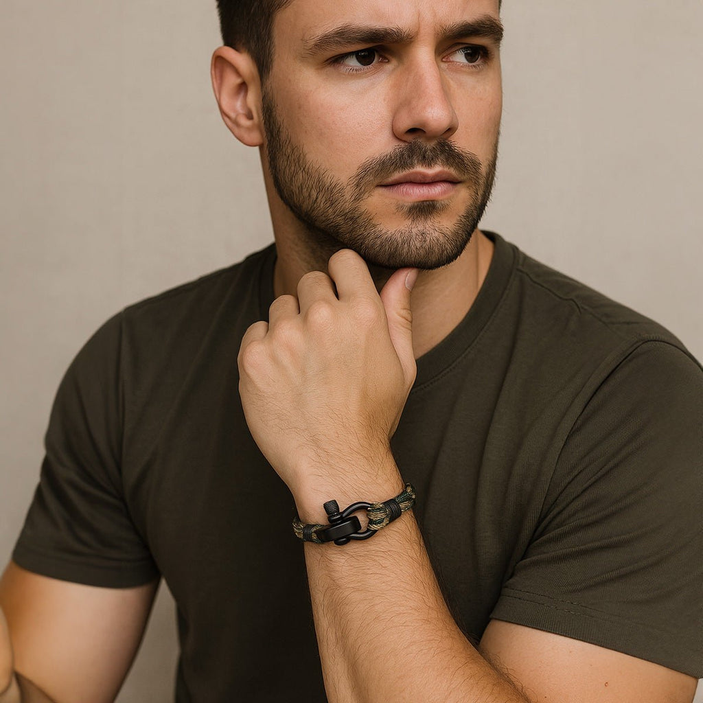 Bracelet mousqueton en nylon camouflage noir et gris, modèle Hermosa, porté au poignet homme.