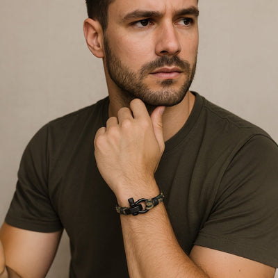 Bracelet mousqueton en nylon camouflage noir et gris, modèle Hermosa, porté au poignet homme.