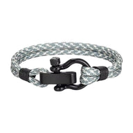 Bracelet mousqueton en nylon camo gris et noir avec fermoir en acier noir, style Hermosa.