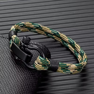 Bracelet mousqueton camo en nylon vert, beige et noir avec attache en acier noir.