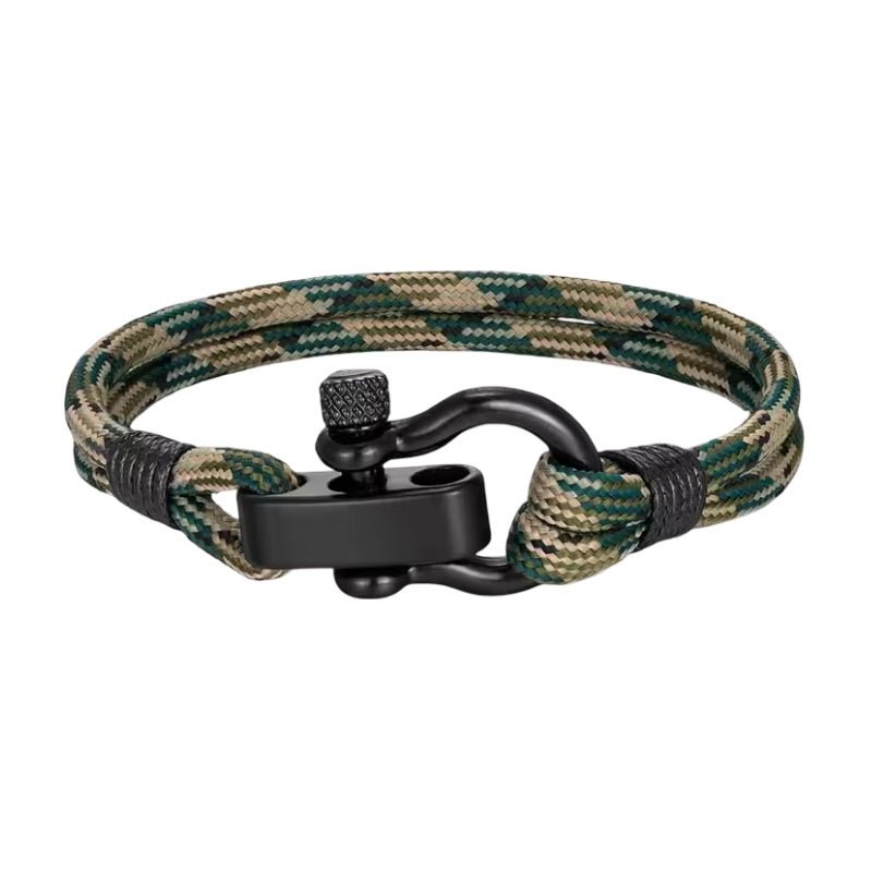 Bracelet camo en nylon vert kaki avec fermoir mousqueton en acier noir, style robuste et casual.
