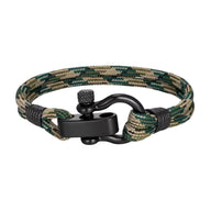 Bracelet camo en nylon vert kaki avec fermoir mousqueton en acier noir, style robuste et casual.