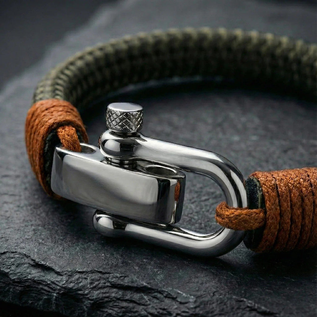 Bracelet homme en coton tressé vert et marron avec fermoir manille acier inoxydable brillant, style marin ajustable.