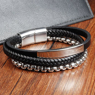 Bracelet homme multi-rangs noir en cuir tressé et lisse avec chaîne en acier argenté et plaque à graver brillante.