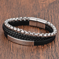 Bracelet homme multi-rangs noir en cuir tressé et lisse avec chaîne acier argenté et plaque gravable en métal.