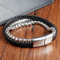 Bracelet homme multi-rangs noir en cuir tressé, chaîne acier argenté, plaque gravure rectangulaire, fermoir magnétique.