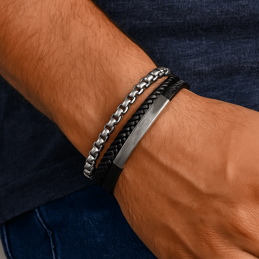 Bracelet homme multi-rangs noir en cuir avec chaîne argentée et plaque métallique gravable.