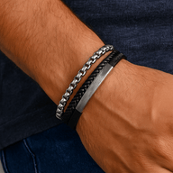 Bracelet homme multi-rangs noir en cuir avec chaîne argentée et plaque métallique gravable.