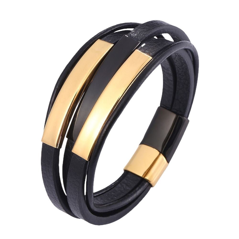 Bracelet homme noir à trois lanières en cuir, plaques personnalisables dorées, fermoir magnétique noir et or.
