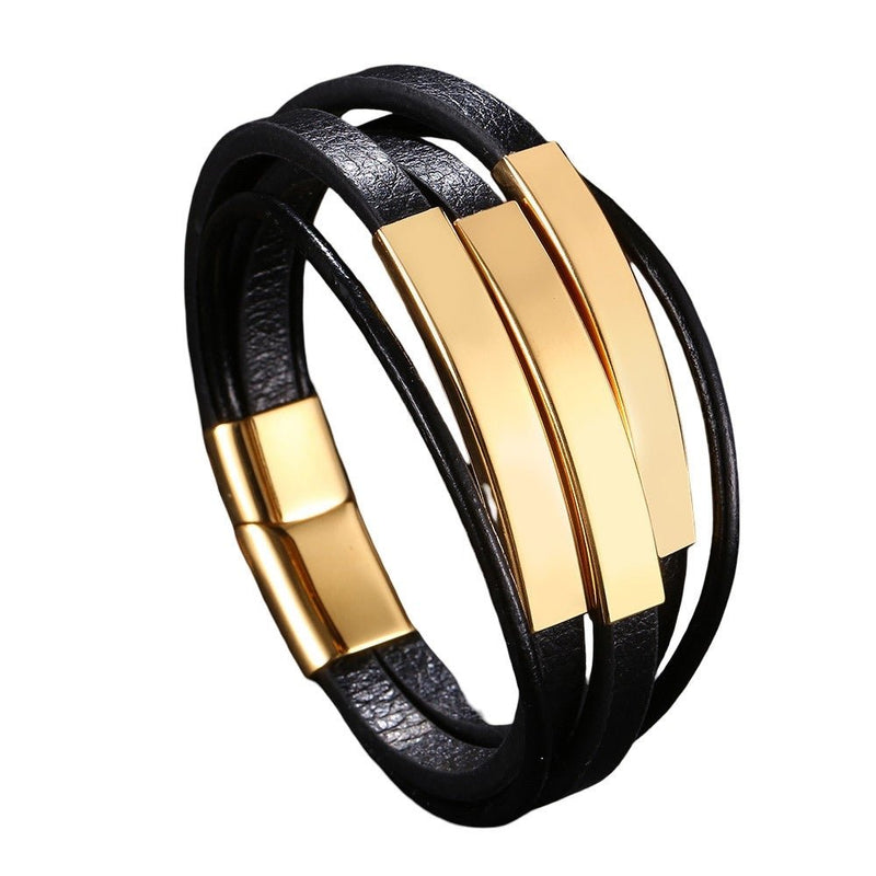 Bracelet homme noir en cuir à trois lanières avec trois plaques en acier doré et fermoir magnétique doré.