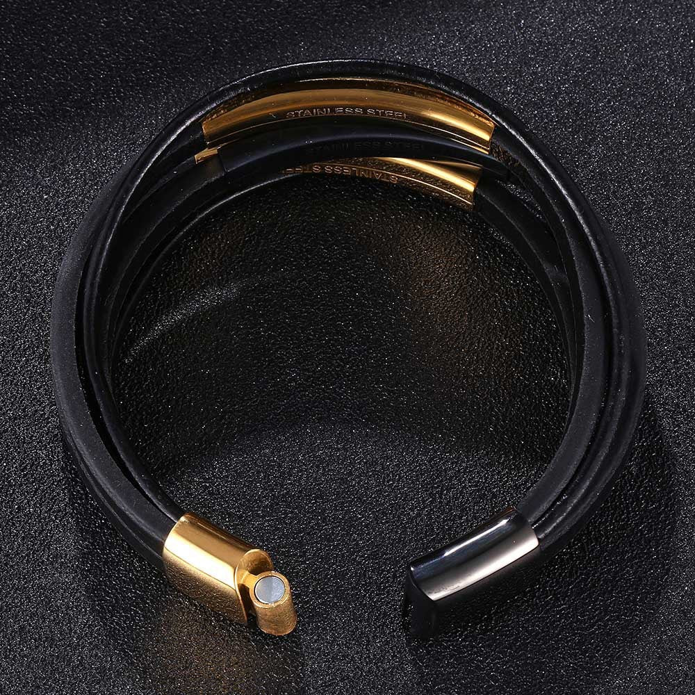 Bracelet homme noir à trois lanières en cuir avec plaques en acier doré et fermoir magnétique moderne.