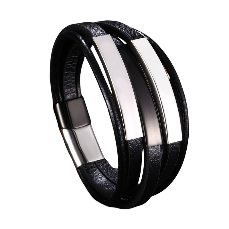 Bracelet homme noir en cuir à trois lanières fines avec trois plaques d’acier inoxydable et fermoir magnétique gris acier.